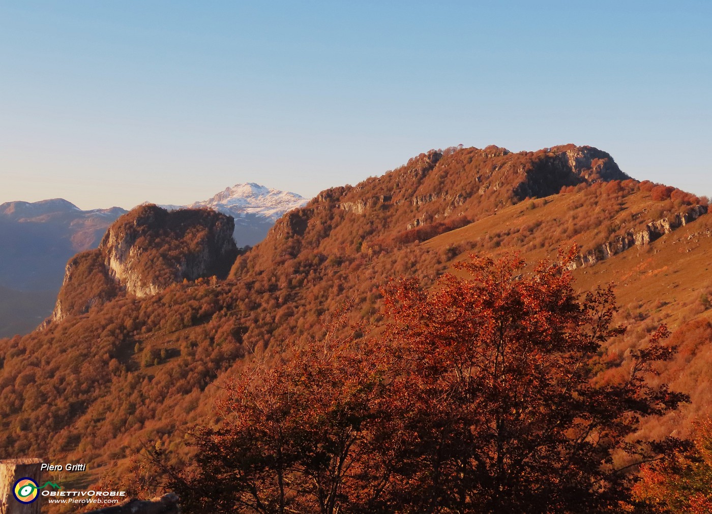 63 Dal Pizzo Cerro il Castel Regina e il Corno (a sx)  nella luce del tramonto.JPG